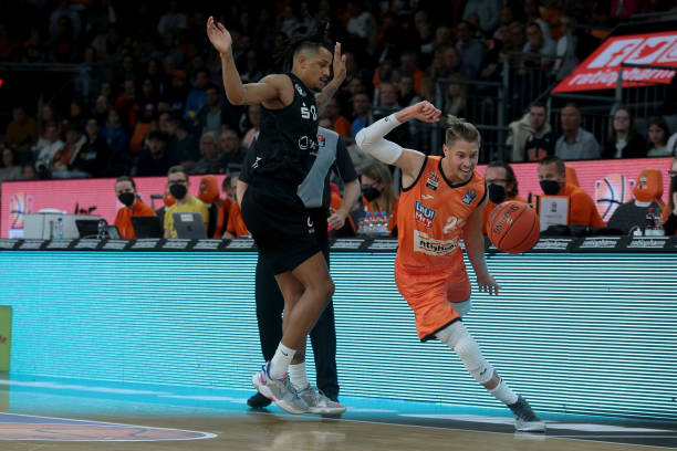 际足坛炙手 际足坛炙手